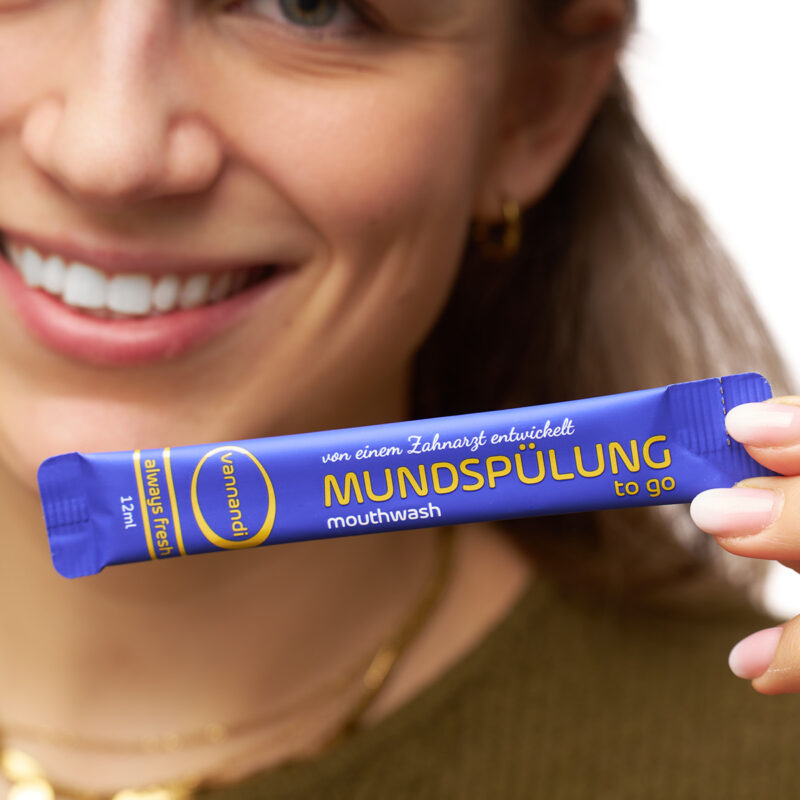 Frau hält vannandi Mundspülung vor die Kamera